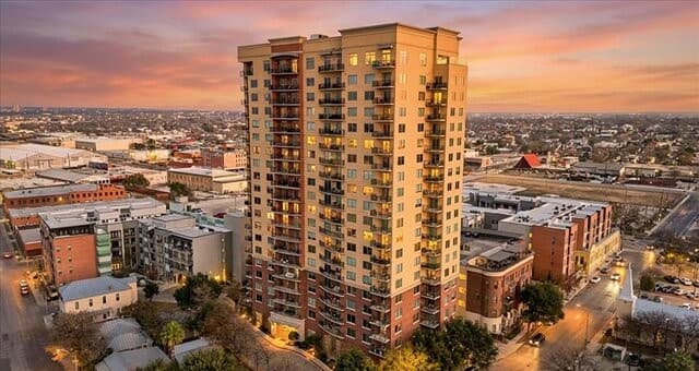 2-bedroom rental at 215 N Center St Unit 1503 in San Antonio, TX — photo 1