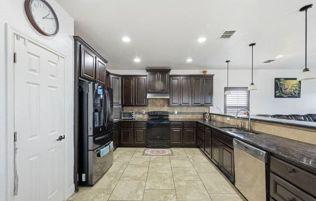 4-bedroom rental at 184 Fairway in Floresville, TX — photo 4