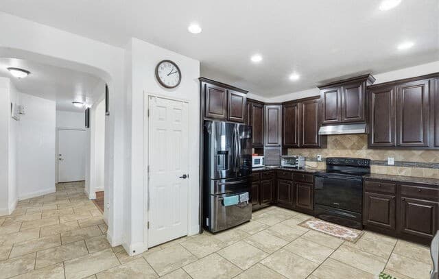 4-bedroom rental at 184 Fairway in Floresville, TX — photo 5