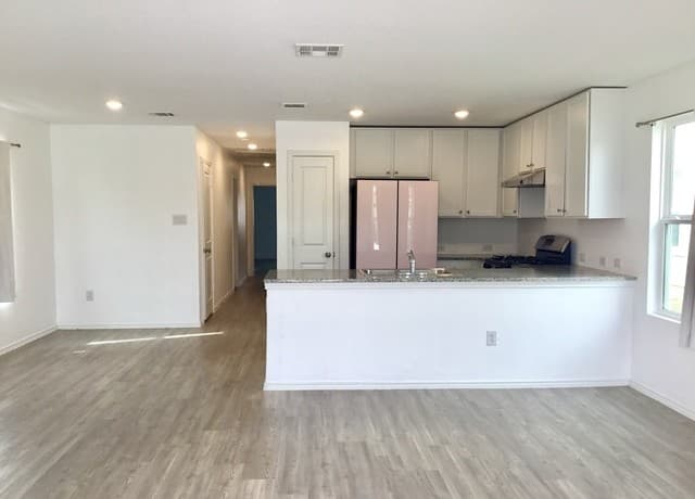 3-bedroom rental at 8163 Nube Medina in San Antonio, TX — photo 2
