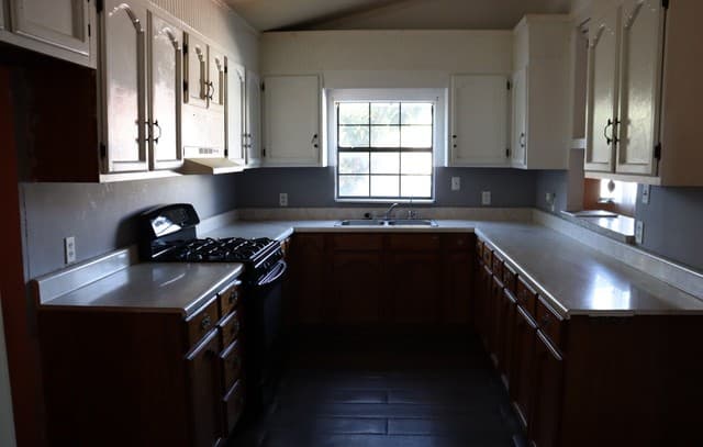 3-bedroom rental at 607 S. Hamilton Street in San Antonio, TX — photo 2