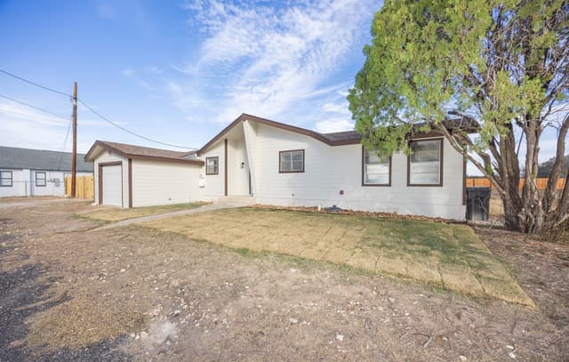 3-bedroom rental at 523A Rossville in Devine, TX — photo 2