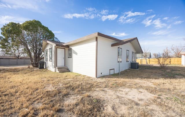 3-bedroom rental at 523A Rossville in Devine, TX — photo 3
