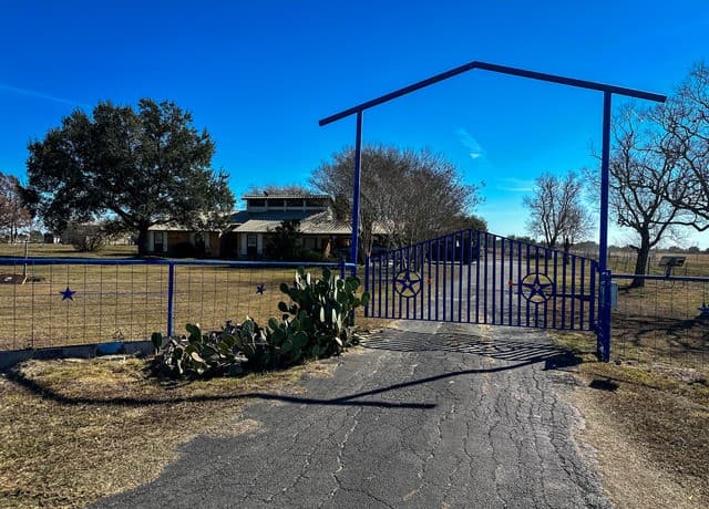 3-bedroom rental at 4911 Youngsford in Marion, TX — photo 3