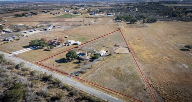 3-bedroom rental at 4911 Youngsford in Marion, TX — photo 4
