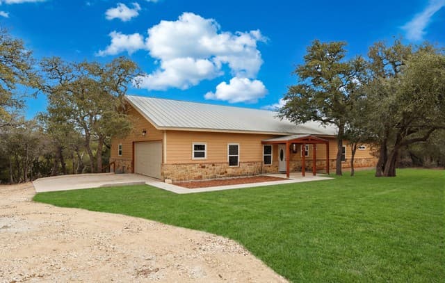 4-bedroom rental at 200 Creekwood Ct in Spring Branch, TX — photo 1