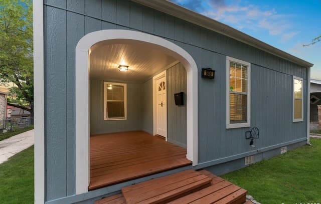 2-bedroom rental at 1806 W Mistletoe Ave in San Antonio, TX — photo 2