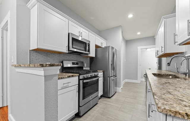 2-bedroom rental at 1806 W Mistletoe Ave in San Antonio, TX — photo 3