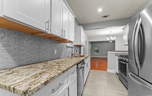 2-bedroom rental at 1806 W Mistletoe Ave in San Antonio, TX — photo 5