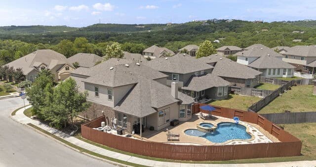5-bedroom rental at 16107 La Madera Rio in Helotes, TX — photo 5