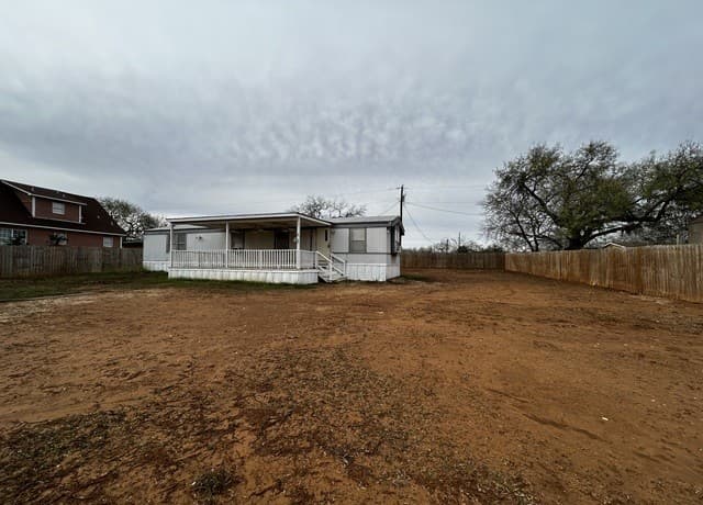 2-bedroom rental at 1207 Orange St in Jourdanton, TX — photo 1