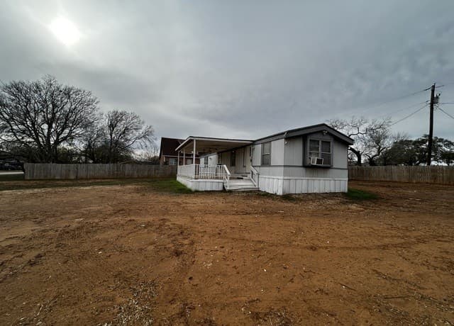 2-bedroom rental at 1207 Orange St in Jourdanton, TX — photo 2