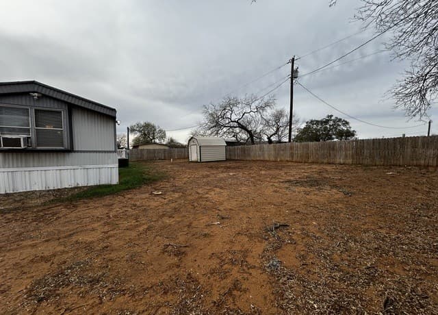 2-bedroom rental at 1207 Orange St in Jourdanton, TX — photo 3