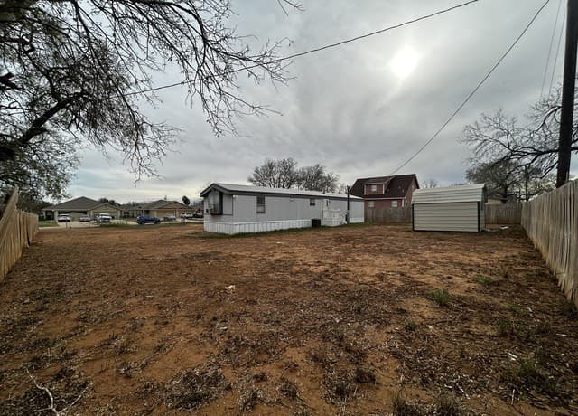 2-bedroom rental at 1207 Orange St in Jourdanton, TX — photo 5