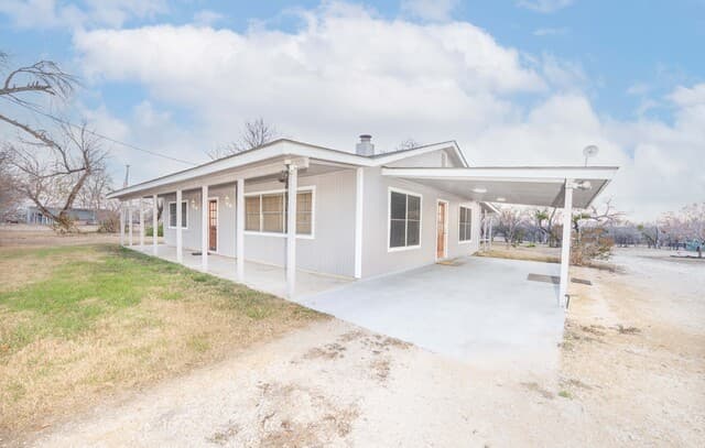 2-bedroom rental at 390 W County Road 5719 in Devine, TX — photo 1