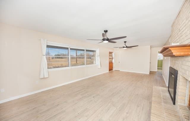 2-bedroom rental at 390 W County Road 5719 in Devine, TX — photo 4