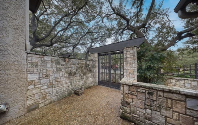 2-bedroom rental at 8000 Donore Unit 10 in San Antonio, TX — photo 1
