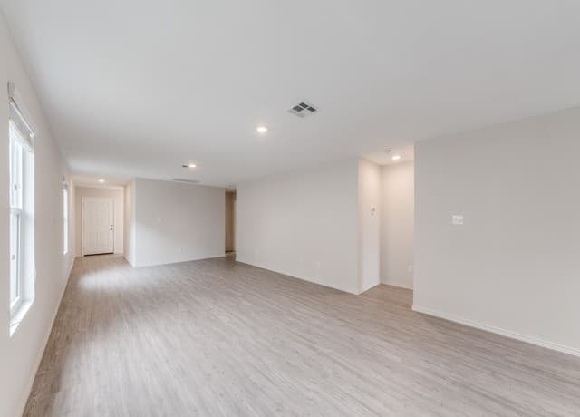 3-bedroom rental at 14111 Weir Place in San Antonio, TX — photo 3