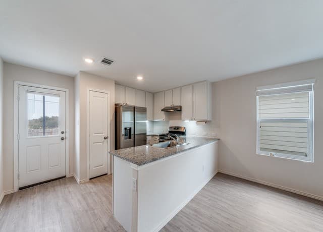 3-bedroom rental at 14111 Weir Place in San Antonio, TX — photo 4