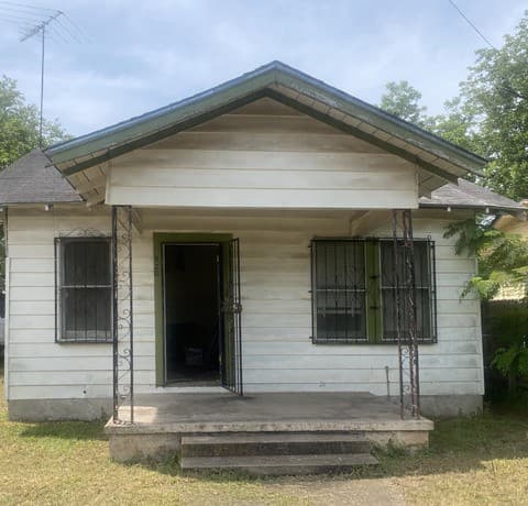 2-bedroom rental at 920 Saldana St in San Antonio, TX — photo 1