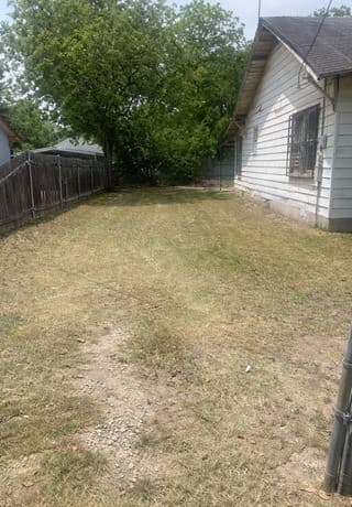 2-bedroom rental at 920 Saldana St in San Antonio, TX — photo 3
