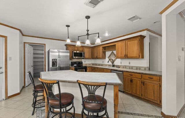 4-bedroom rental at 6311 Regency Ct in San Antonio, TX — photo 5