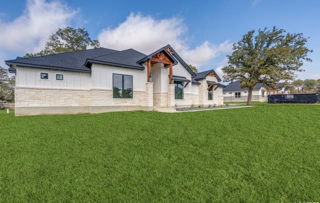 4-bedroom rental at 196 Bobby Lynn in Adkins, TX — photo 2