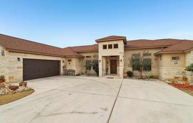 4-bedroom rental at 311 Abrego Lake in Floresville, TX — photo 2