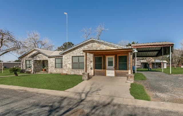 4-bedroom rental at 501 Green St. in Poth, TX — photo 5