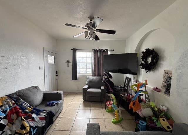 4-bedroom rental at 1539 W Craig in San Antonio, TX — photo 2