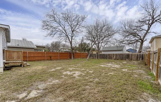 2-bedroom rental at 5345 Commerce in San Antonio, TX — photo 2