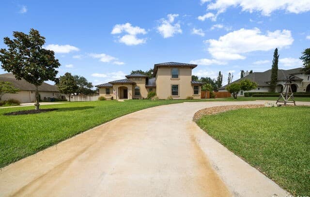 Home for sale at 1626 Clover Ridge in Pleasanton, TX — photo 2