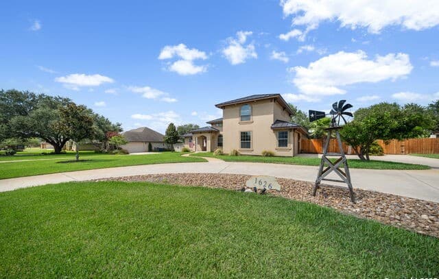 Home for sale at 1626 Clover Ridge in Pleasanton, TX — photo 3