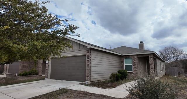 3-bedroom rental at 3118 Comanche in San Antonio, TX — photo 2