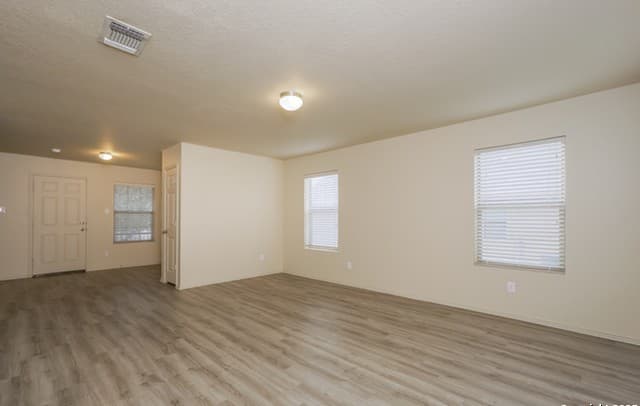 3-bedroom rental at 2030 Catfish Pond in San Antonio, TX — photo 4
