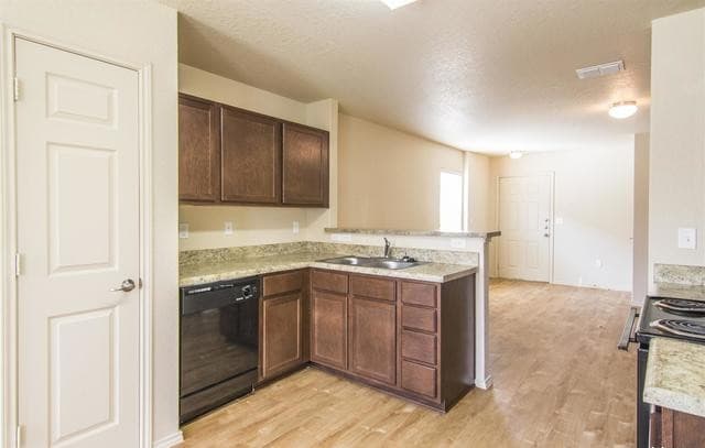4-bedroom rental at 10614 Hunters Pond in San Antonio, TX — photo 2