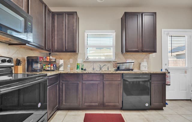 4-bedroom rental at 7307 Birch Stage in San Antonio, TX — photo 5