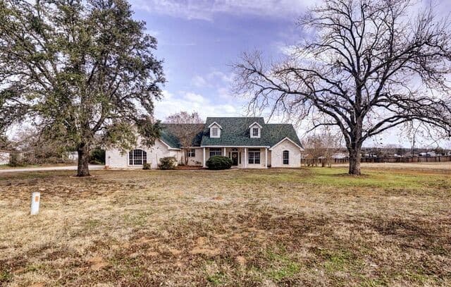3-bedroom home for sale at 307 E Main in Stockdale TX