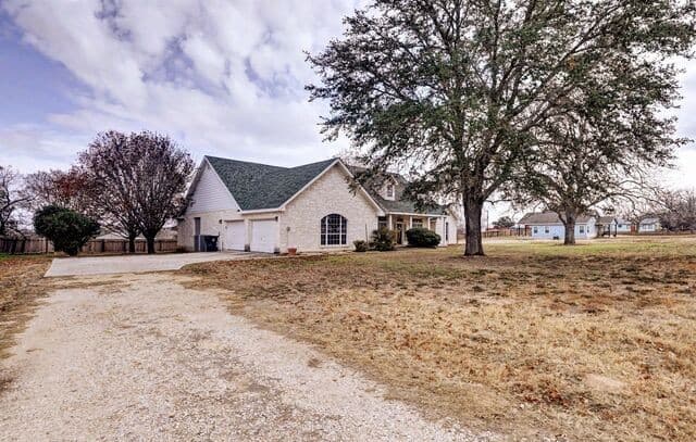 Home for sale at 307 E Main in Stockdale, TX — photo 4