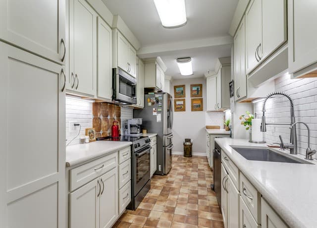 2-bedroom rental at 1 Towers Park Ln Unit 1617/1618 in San Antonio, TX — photo 4