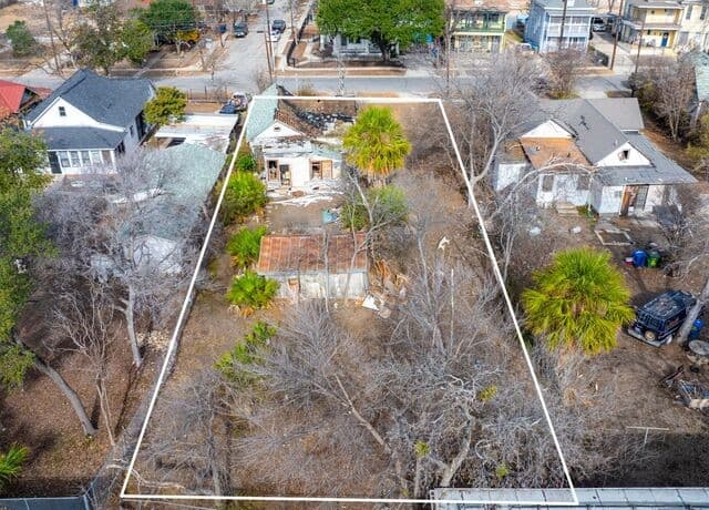 rental at 724 W Poplar in San Antonio, TX — photo 2