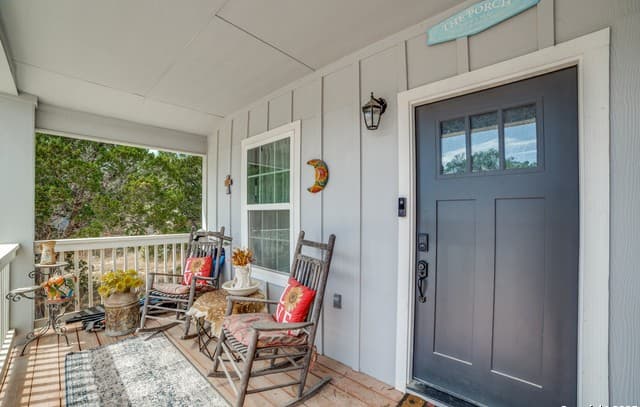 3-bedroom rental at 519 Enchanted River Dr in Bandera, TX — photo 2