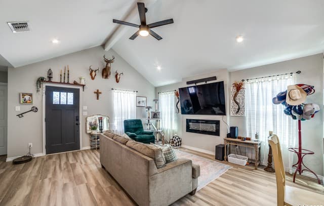 3-bedroom rental at 519 Enchanted River Dr in Bandera, TX — photo 5