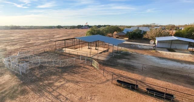 3-bedroom rental at 375 Bluntzer Rd in Jourdanton, TX — photo 3