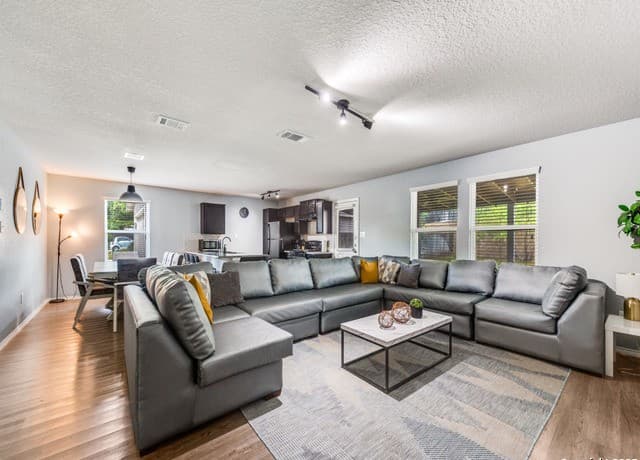 4-bedroom rental at 11326 Babcock Bnd in San Antonio, TX — photo 2