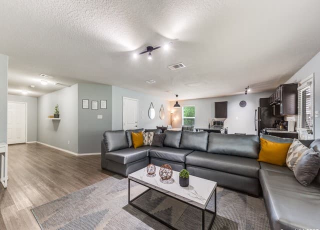 4-bedroom rental at 11326 Babcock Bnd in San Antonio, TX — photo 3
