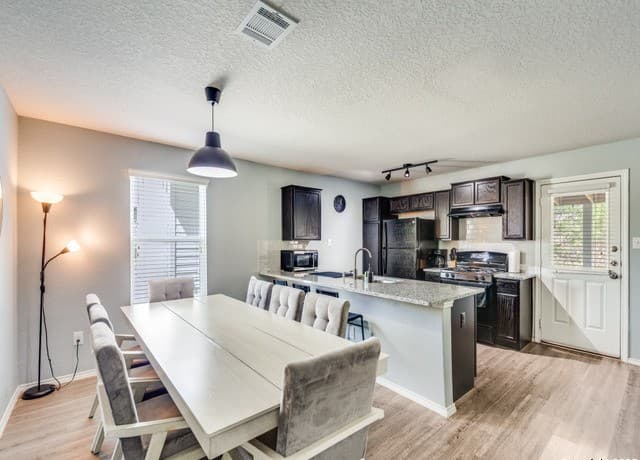 4-bedroom rental at 11326 Babcock Bnd in San Antonio, TX — photo 4
