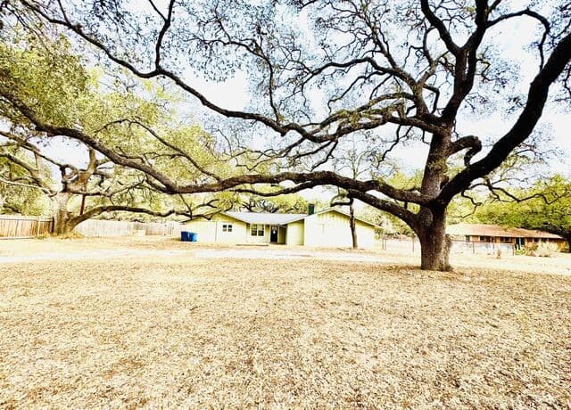 4-bedroom rental at 25 Sunrise Dr. in Pleasanton, TX — photo 1