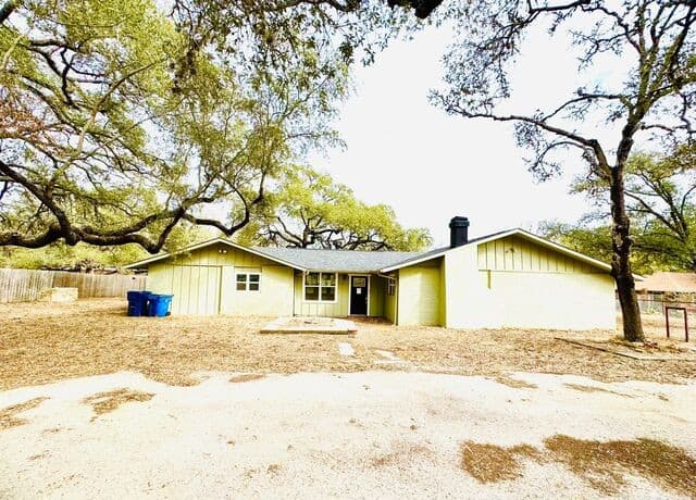 4-bedroom rental at 25 Sunrise Dr. in Pleasanton, TX — photo 2