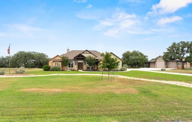 2-bedroom rental at 483 Wright in Bandera, TX — photo 2